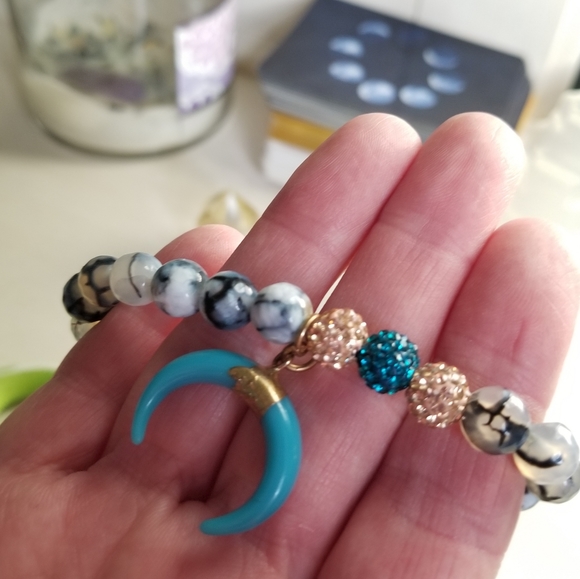 Emirish NWOT Stone and Turquoise Stretch Bracelet - Picture 3 of 9